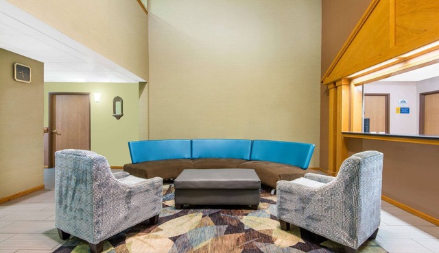 Days Inn & Suites by Wyndham Wichita