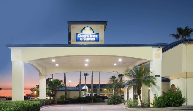 Days Inn & Suites by Wyndham Winnie