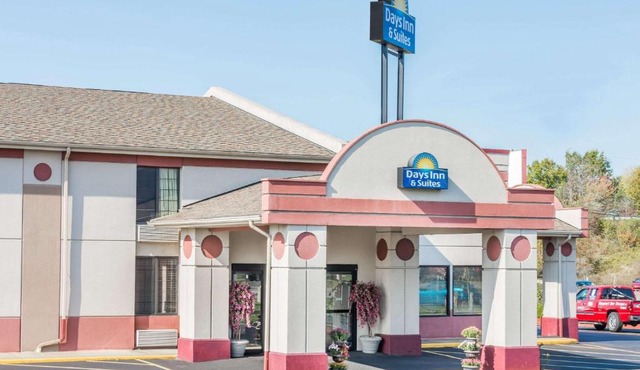 Days Inn & Suites by Wyndham Youngstown/Girard Ohio