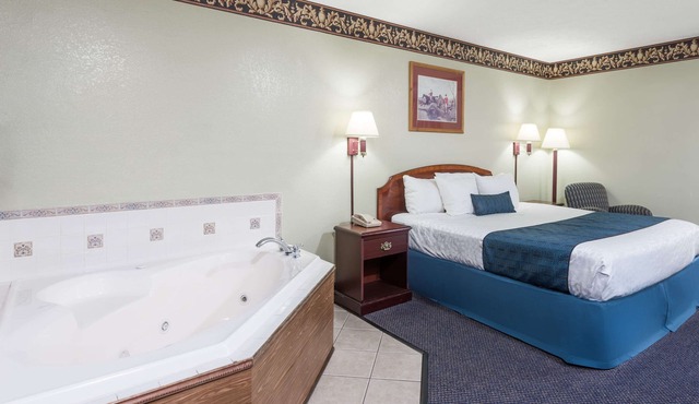 Days Inn & Suites by Wyndham Youngstown/Girard Ohio