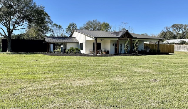 Dayton Farmhouse: 4BR, WiFi, 1 Acre, Porch, 8 Beds