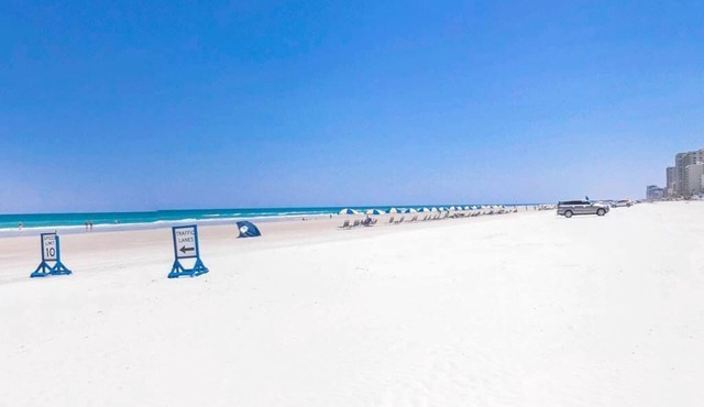 Daytona beach area Vacation Pool/ Golf course home/ 15 minutes to the beach.