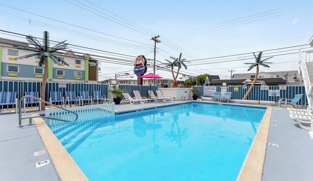 Daytona Inn and Suites - Efficiency Queen