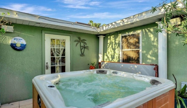 Daze Inn Between: lagoon pool ½ mi to beach ferry!