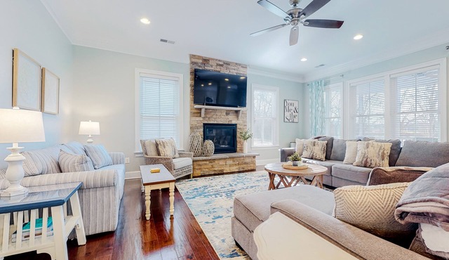 Dazzling Bayside Resort home with pools, gym, & athletic court - close to beach