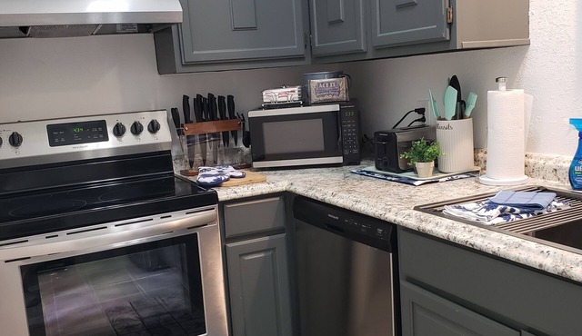 Dazzling, Cozy Retreat in convenient and secure apartment complex location.