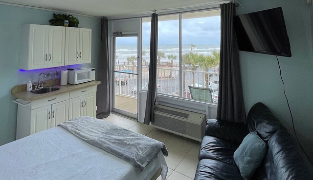 Dazzling Daytona Beach Ocean Front View & Balcony-8