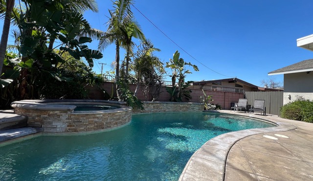 Dazzling Pool Home, 3 En-Suites 1/4 mile 2 Disney