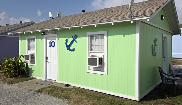 DB 10 High Tide-1 BR Cottage, Living Room, Kitchenette, Walk to Beach, Dogs OK!