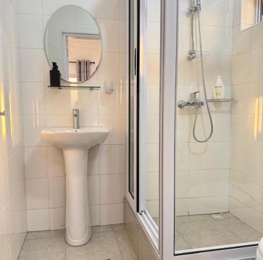 Dbl room with ensuite Bathroom and large windows, free parking