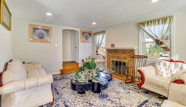 DC Area Home: 1 Mi to Light Rail!
