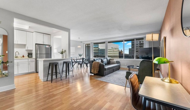 DC Launchpad Sleeps 8, Gym, Walk to Dining + Metro