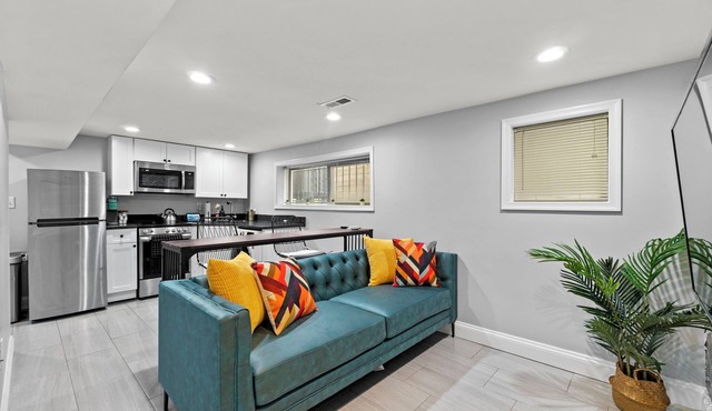 DC Urban Villa At Girard 1 Bed ~ 1 Bath - Bonus Sleeper Sofa