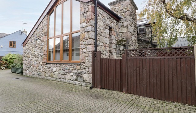 DDOL HELYG BARN, pet friendly, character holiday cottage in Llanrug