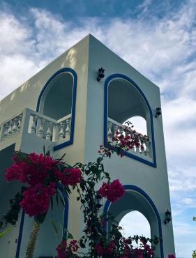 De BOUGENVILLE Tulap Beach Front