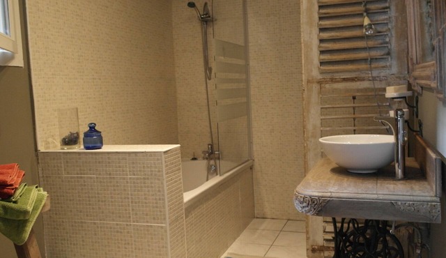 Detached house 2 large bedrooms with garden, parking, garage