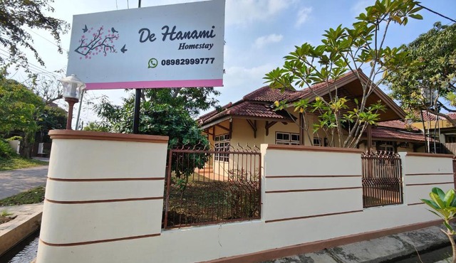 De Hanami Homestay Setrayasa