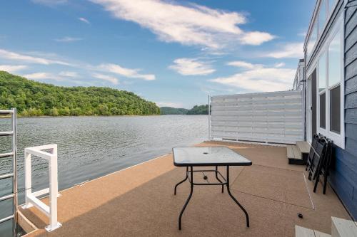 De La Float - Floating House on Lake Cumberland