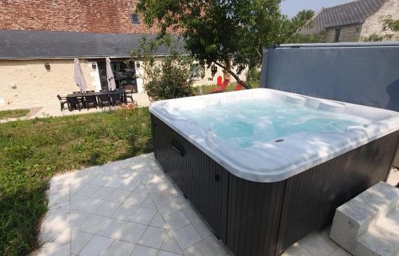 de la salle gite 8 personnes à la campagne avec jacuzzi 4 chambres 3 WC