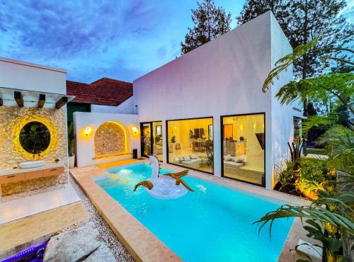 De Luna Villa with private heated pool
