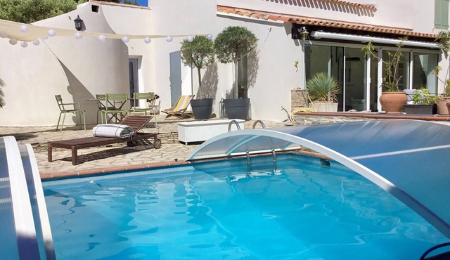 Dead end villa with swimming pool near the sea