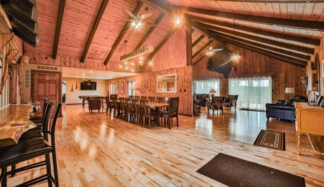 Deadwood SD 11k sq ft 9 Bd Suites 11 Ba Sleeps 35+