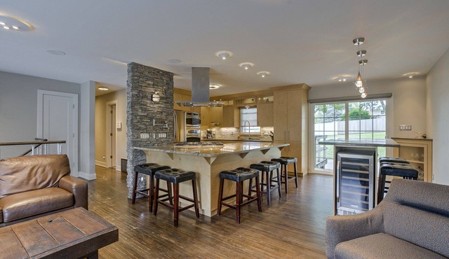 DEAL! NINO'S CAFE EXECUTIVE SUITE-CHEF'S KITCHEN, AMAZING LOCATION & COZY