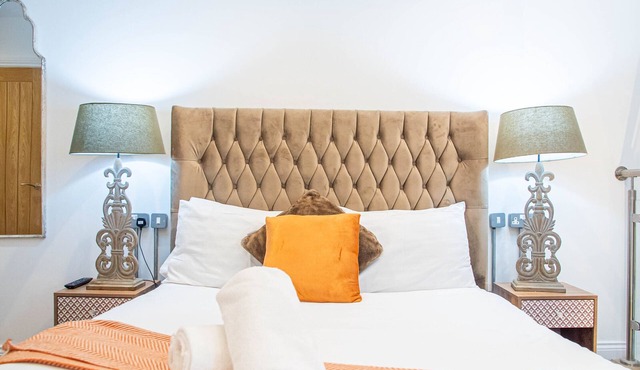 DealHouse 1-Bedroom Spiral Stairs & Shower-Bath