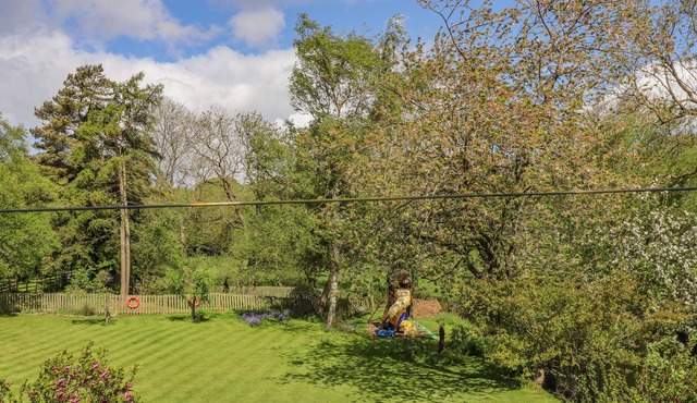 DEAN MEWS, family friendly, character holiday cottage in Horsforth