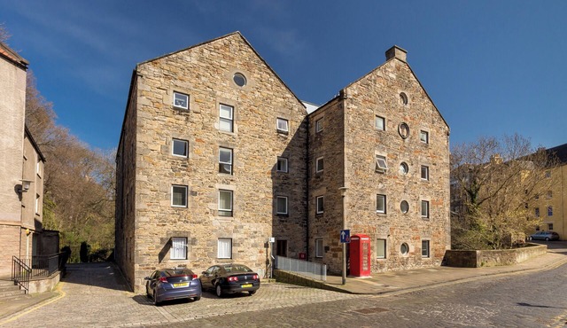 Dean Path [400] is a Quiet and lovely apartment by the Water of Leith at Dean Village