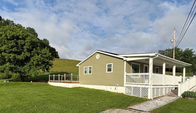 Dean's Cozy Cottage, in the outskirts of Abingdon, Big deck and rocking chairs.