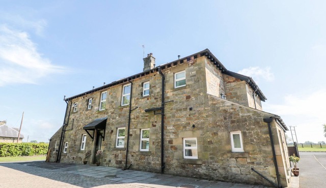 DEANRISE, pet friendly, character holiday cottage in Alnwick