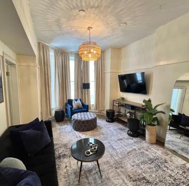Dearborn Duplex l Sleeps 10 l Free Parking