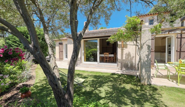 Deatched 2-bedroom house/villa in a peaceful garden near the beach