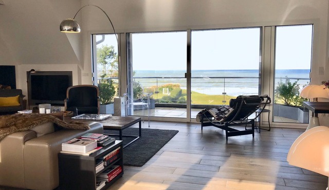 DEAUVILLE, APARTMENT WITH INCREDIBLE SEA VIEW, DIRECT ACCESS TO THE BEACH