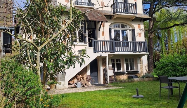 Deauville large Anglo-Norman villa town center garden close to beaches