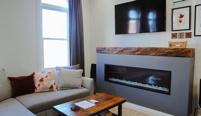 Debonaire Suite: Luxurious - Cozy - Downtown