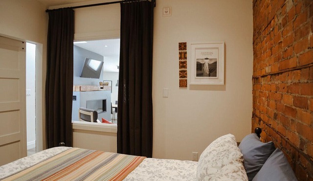 Debonaire Suite: Modern - Calm - Downtown
