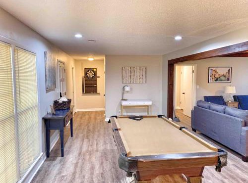 Decatur Chic Family Home with Pool Table
