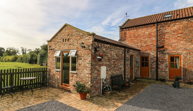DECCA COTTAGE NIDD GRANGE, romantic, with a garden in York