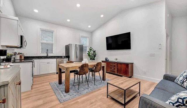 Decca's Guesthouse Su