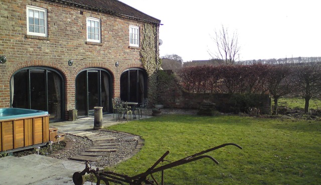 Deceptively spacious and cosy cottage with enclosed gardens and hot tub.