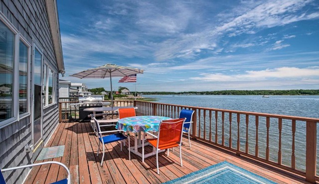 Deck and Beach Access Waterfront Cape Cod Cottage