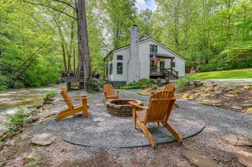 Deck and Fire Pit Bliss Mountaintown Creek Cottage!