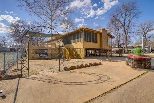 Deck and Fire Pit! Cabin Half-Mi to Tunica Lake