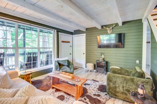 Deck and Grill Cozy Cottage in Talking Rock!