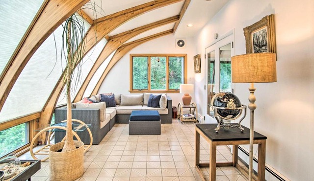 Deck and Grill, Walk to Beaches! Falmouth Retreat