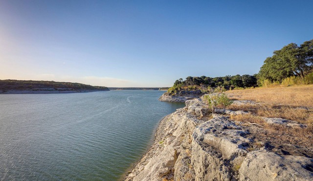 Deck + Cliffside Belton Lake Views: Temple Retreat