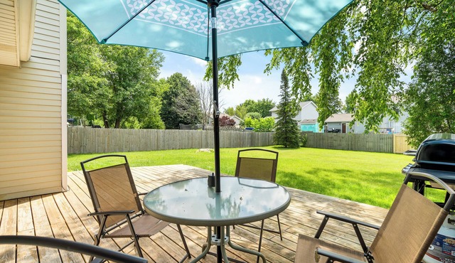 Deck+Fenced back yard+ King Bed+Bedroom TV+Pets welcome!