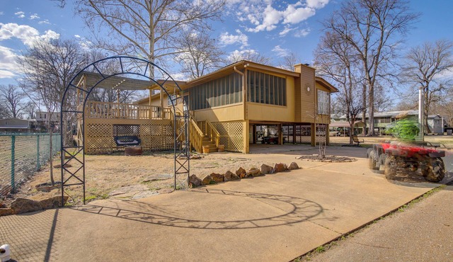 Deck & Fire Pit! Cabin Half-Mi to Tunica Lake